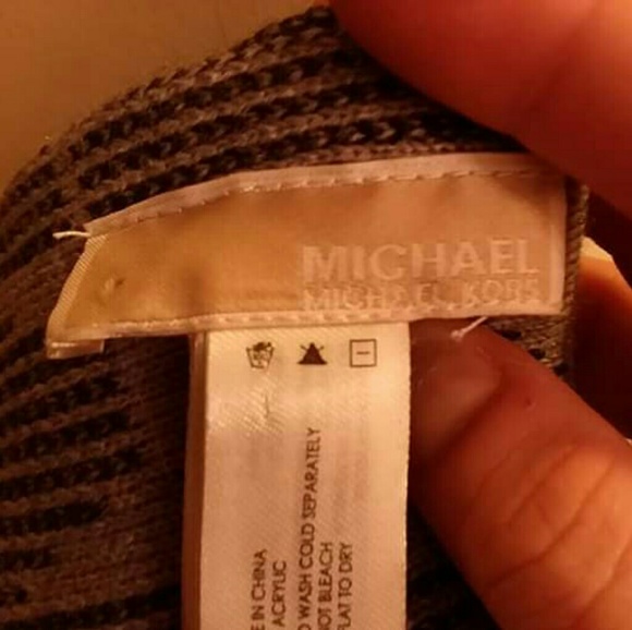 Micheal Kors Hat & scarf 2pc set - Picture 2 of 3